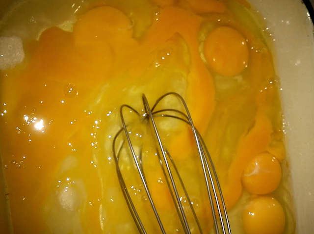 разбиване яйца