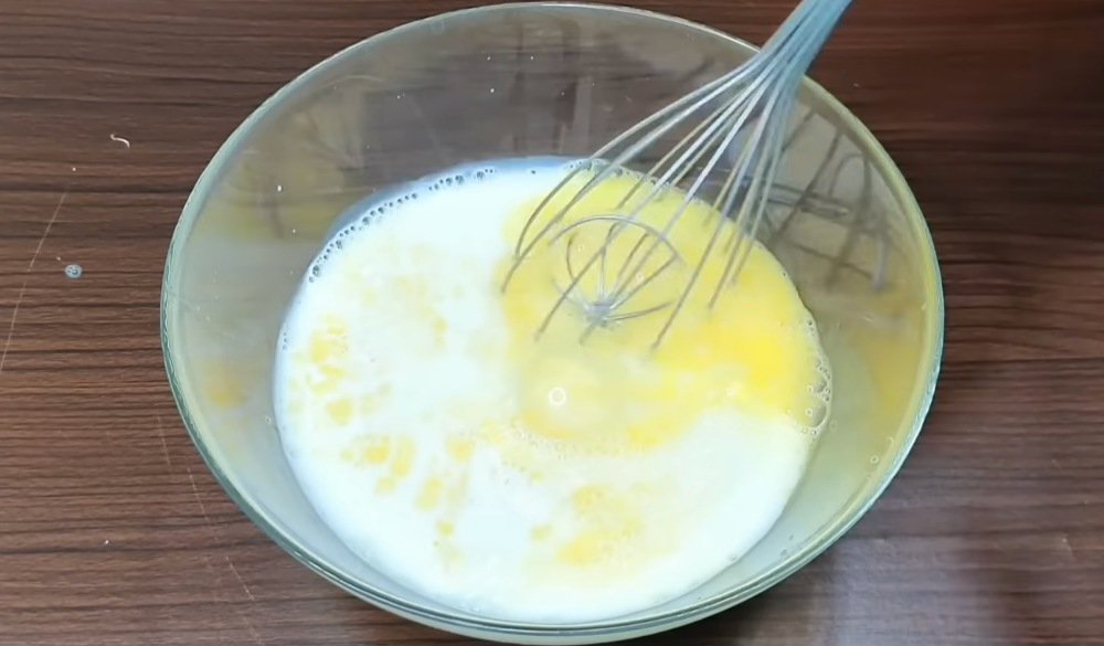 разбити яйца с мляко