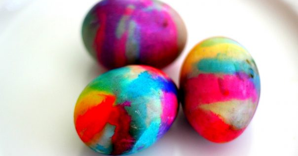 Боядисване на яйца с оцет и сода: изригват във всички цветове на дъгата! Уникален метод