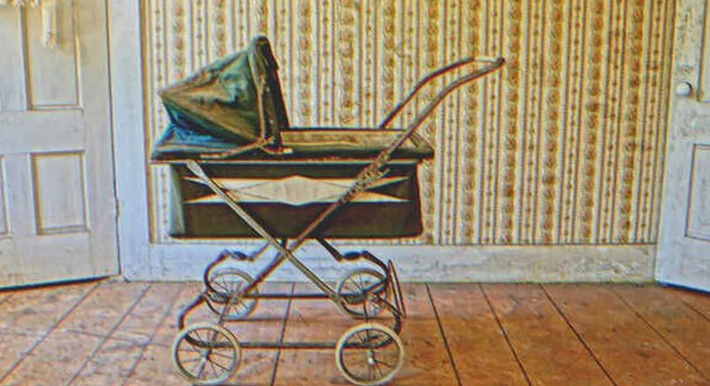 Новородено бебе плаче всеки път, когато го сложат в старата количка, докато баба му не намери скрит слой под седалката