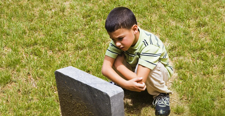 Момче отива да посети гроба на брат му близнак, но не се прибира, а дори остава до късно