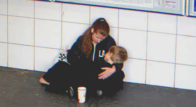 Самотна майка пее в метрото, за да нахрани болния си син, бизнесмен чува песента и коленичи просълзен пред нея