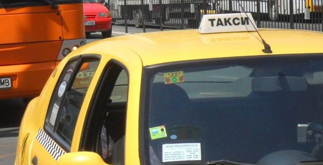 Таксиметров шофьор от Перник помогна на закъсала жена, тя потъна от срам