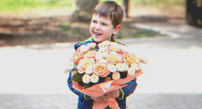 Момче харчи последните си пари, за да купи цветя за учителка на Деня на майката, по-късно става неин син