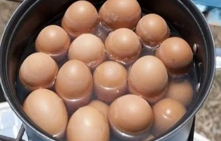Всички слагате оцет и сол, но ето какво добавям аз във водата на яйцата и няма нито едно пукнато