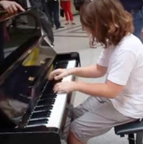 На гарата в Париж имаше пиано! Това момченце седна и удиви всички! Българче е!